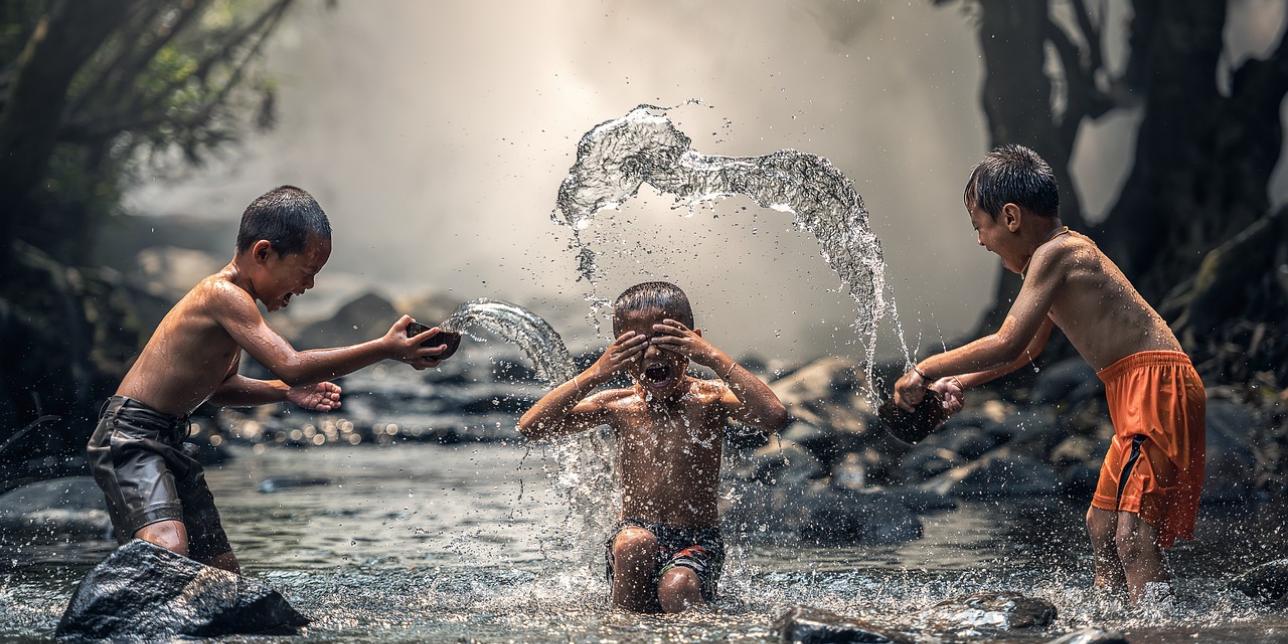 Niños en el agua jugando