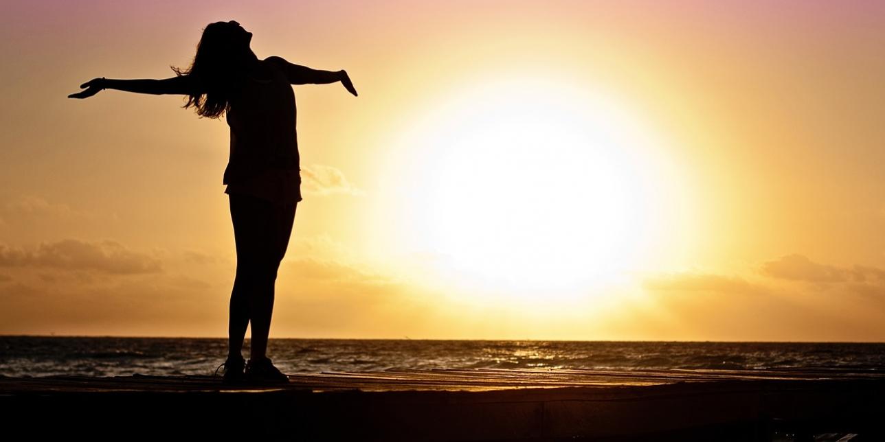 mujer, niña, atardecer, movimiento con los brazos 