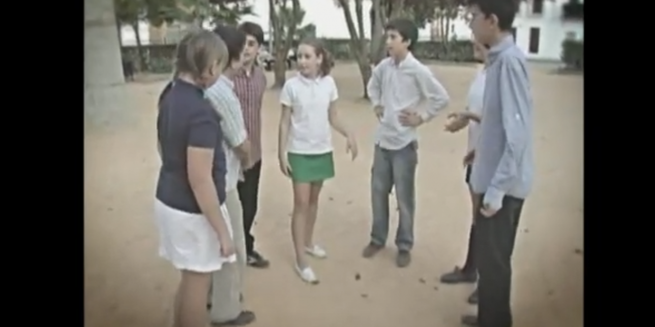 Captura de pantalla con niños organizando un juego en formación circula o de herradura