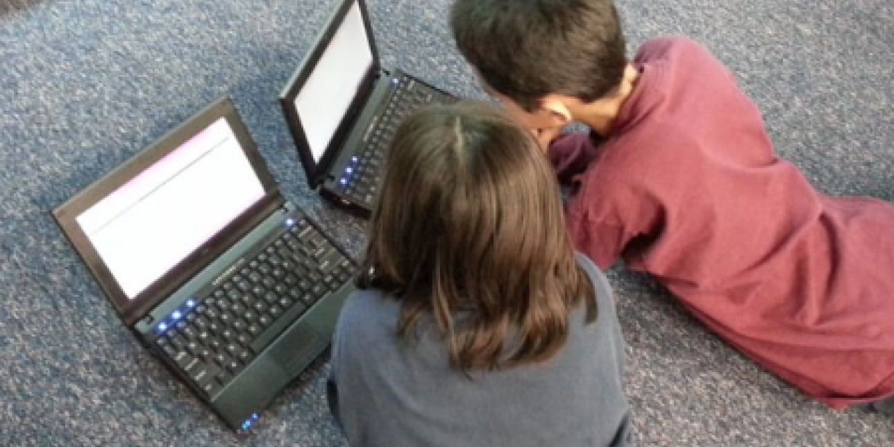 niños jugando con sus computadoras