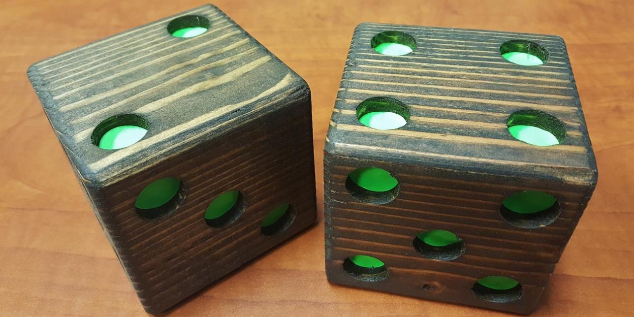 Dados de madera marrón con los puntos verdes