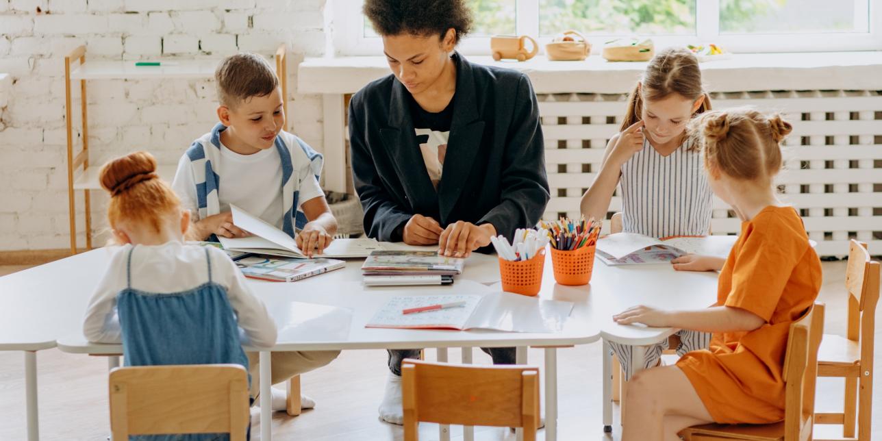 Docente interviniendo en grupo de trabajo