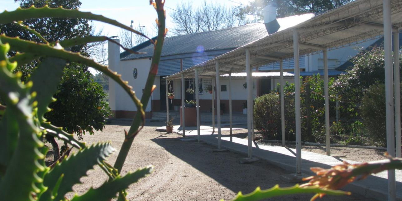 Frente de una escuela rural del departamento de Flores.