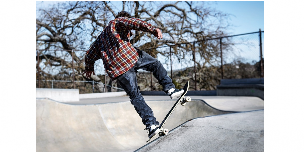 Joven en una pista de skate.