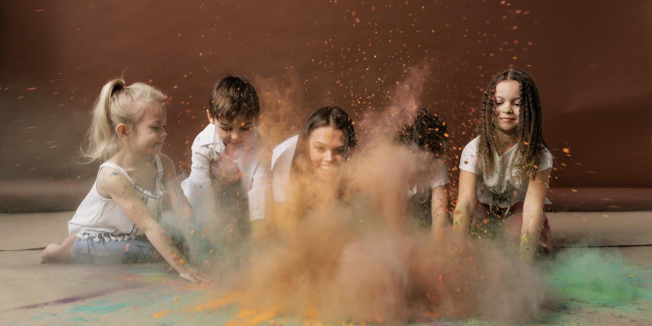 Fotografía niños jugando con colores