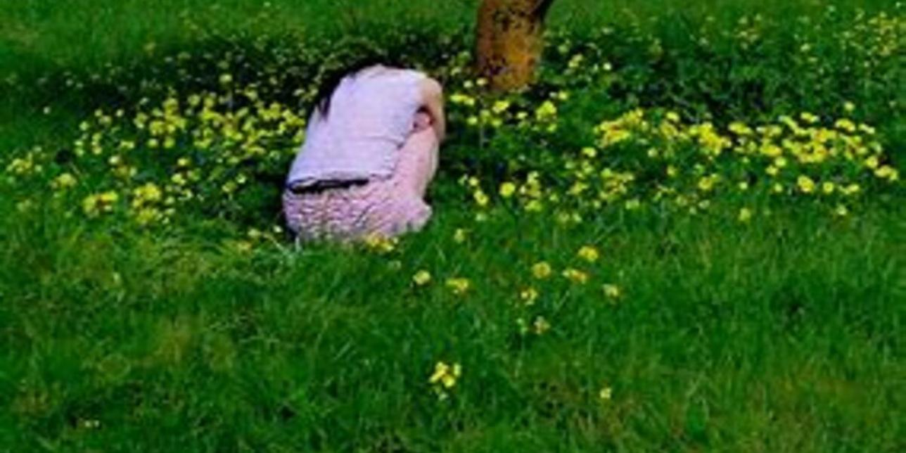 Una chica esta bailando en un campo con flores