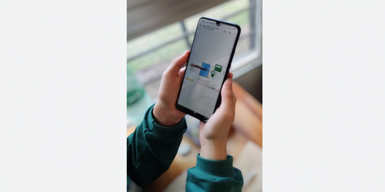 Estudiante utilizando un simulador en su dispositivo móvil