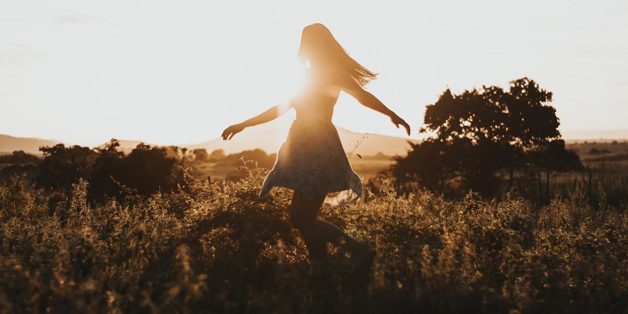 Mujer bailando en un campo