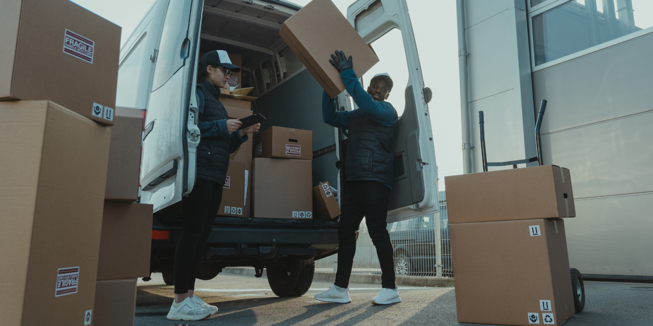 Hombres cargando cajas en una camioneta