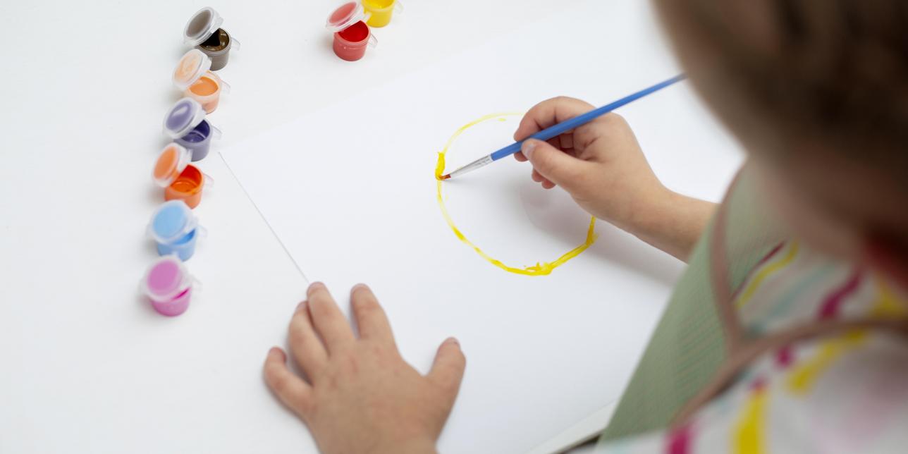 manos de niño pintando