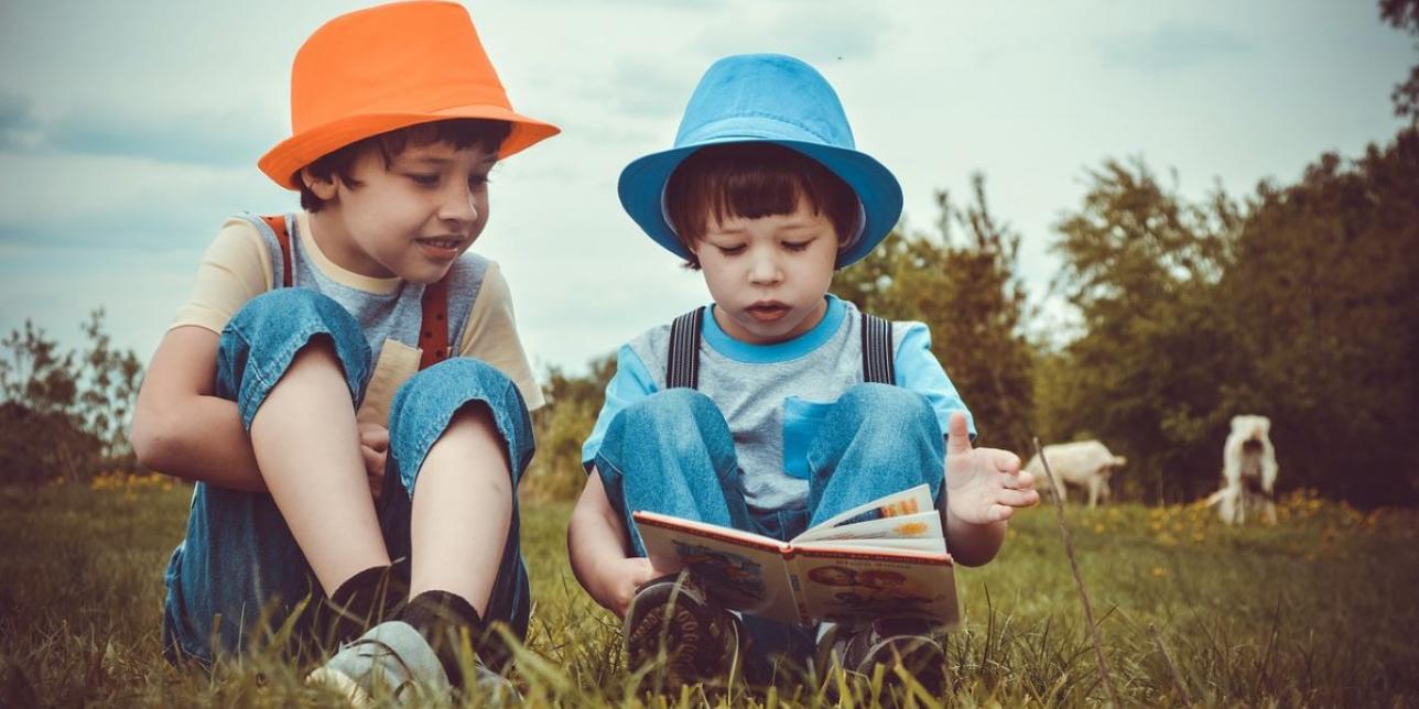  niños leyendo