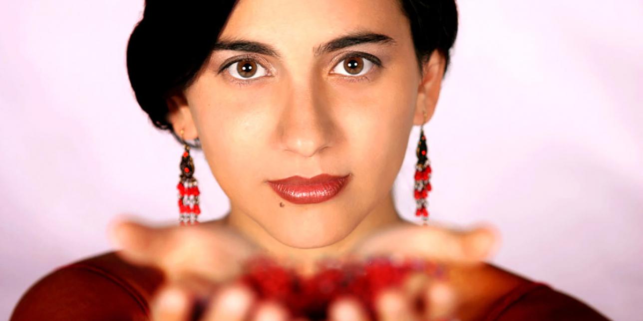 Fotografía de Marta Gómez mostrando su rostro y manos