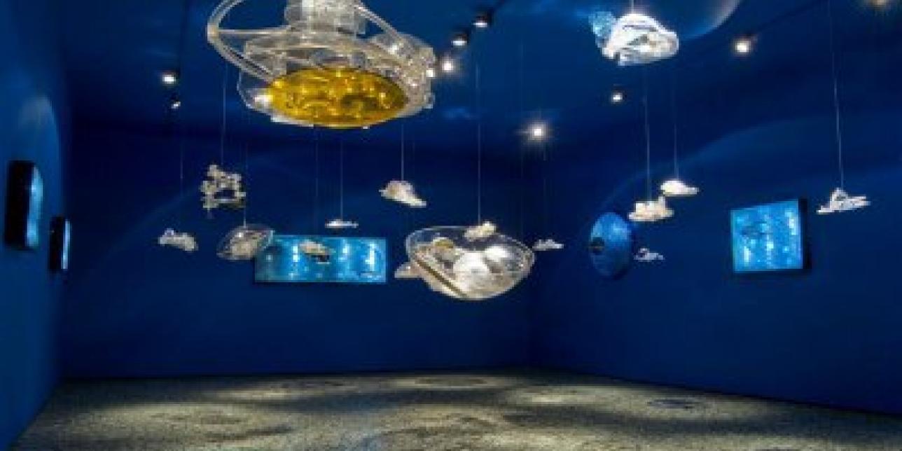 Esculturas flotantes con agua 