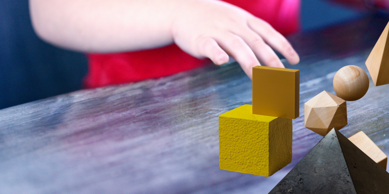 Niño jugando con cuerpos geométricos