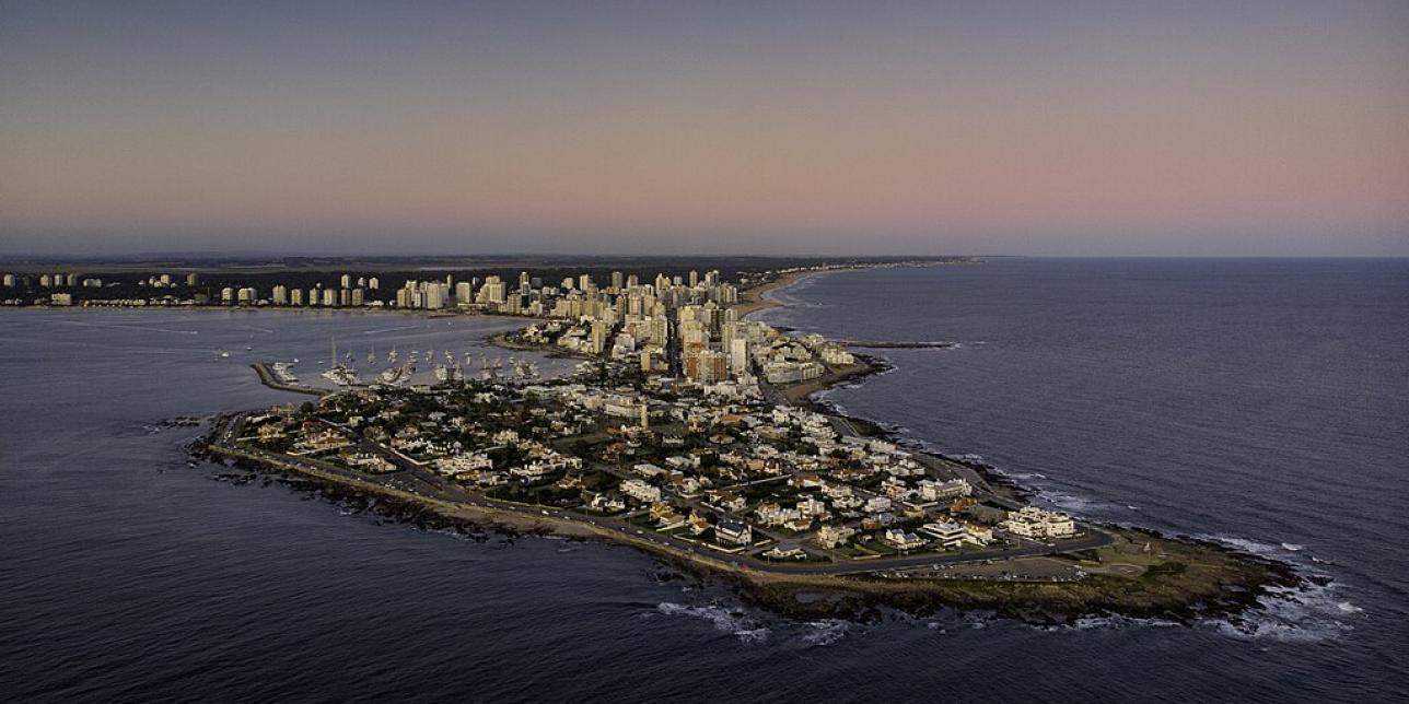 vista aérea oblicua de la península de Punta del Este Maldonado