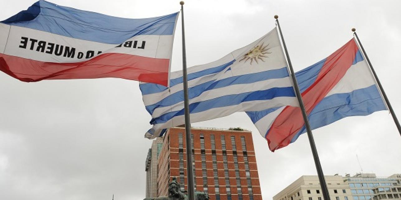 Banderas en la Plaza Independencia