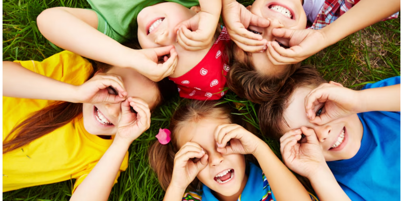 Niños acostados, mirando utilizando las manos como si fueran binoculares