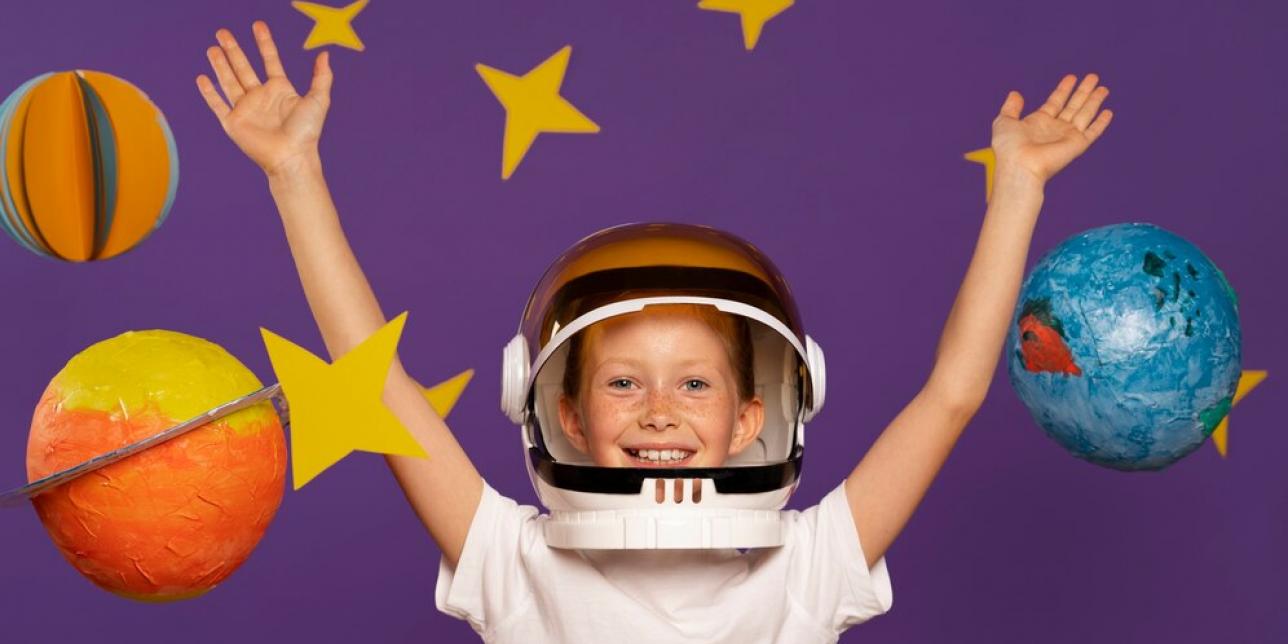 niño astronauta en el espacio