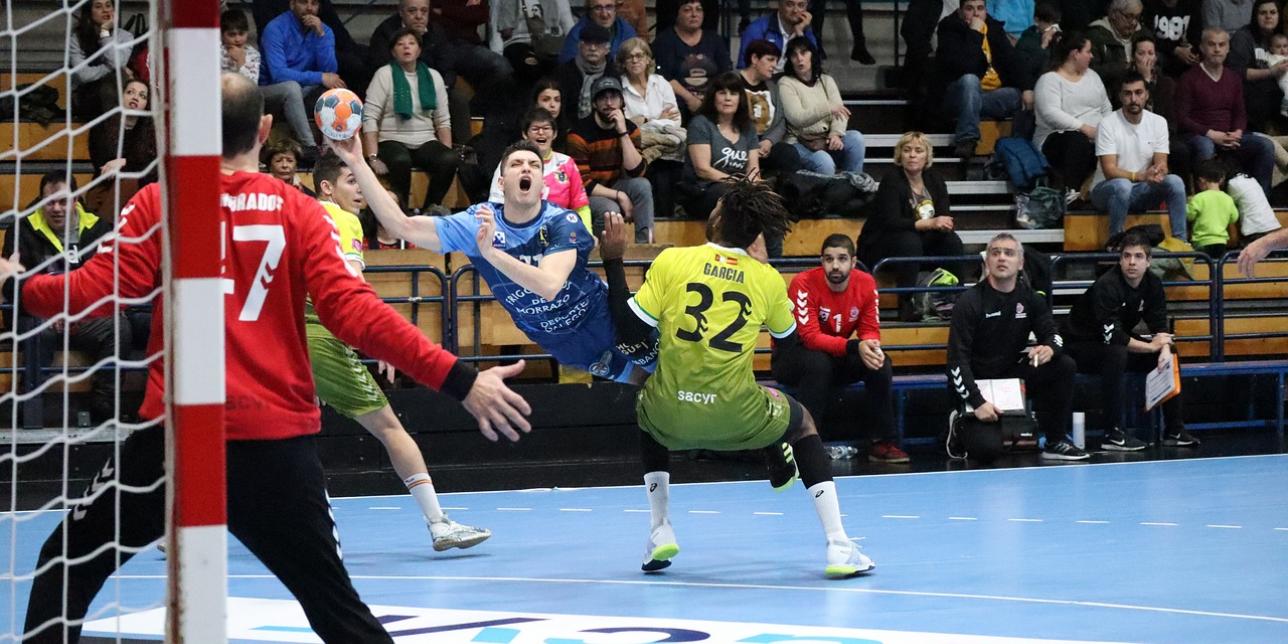 Situación de juego del handball en la que el que va a definir hacia el arco recibe falta