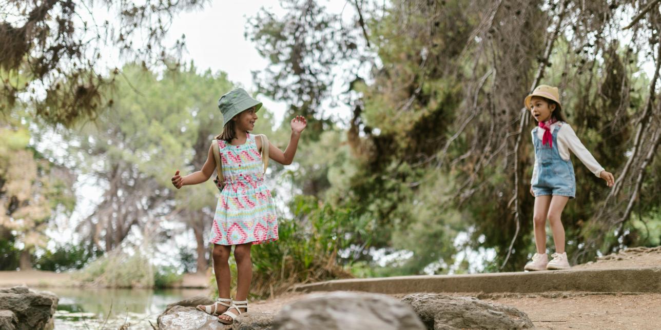 Niñas jugando en la naturaleza