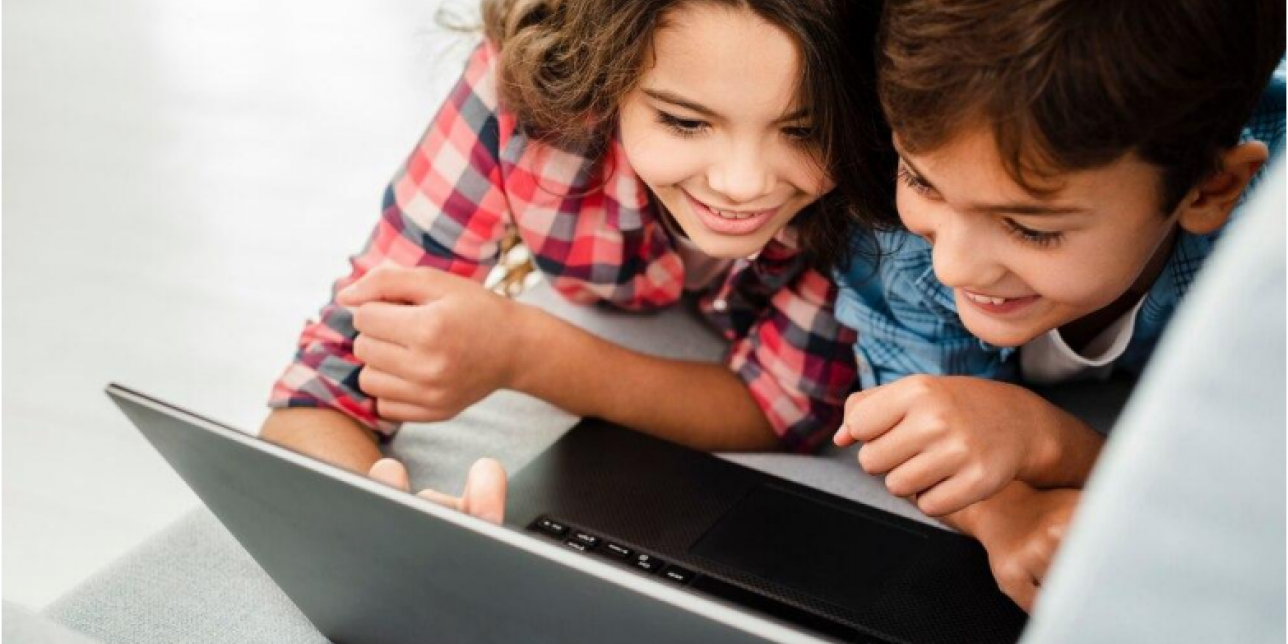Dos niños mirando una computadora 