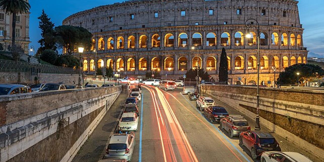 Imagen del Coliseo durante la noche.