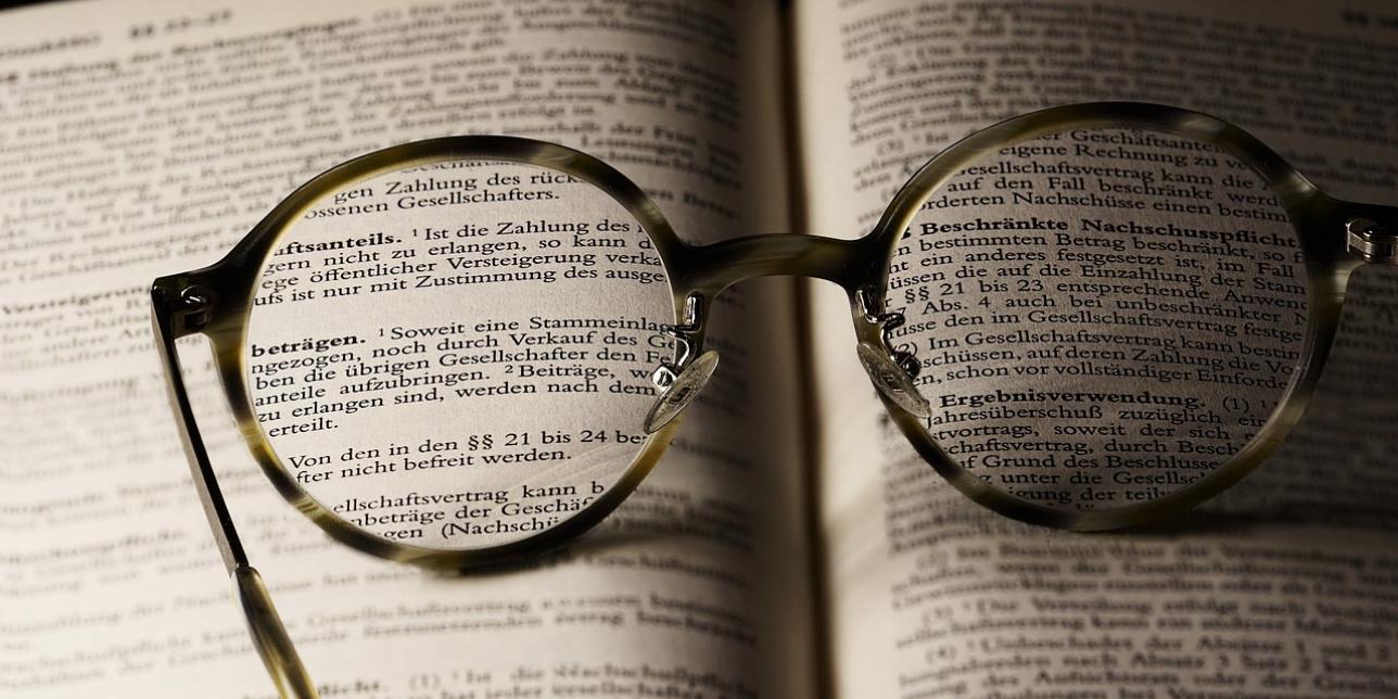 libro con lentes