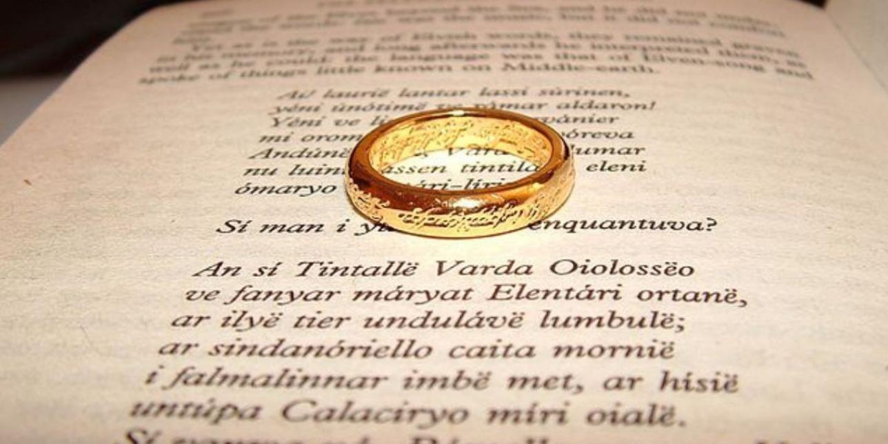 Imagen donde se muestra un libro con un anillo dorado encima. Sugiere que se trata de la historia del señor de los anillos