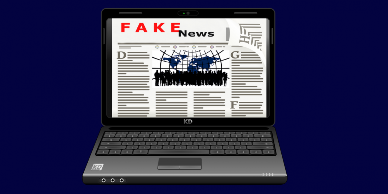 Computadora con un diario ilustrado en la pantalla que dice "Fake news"