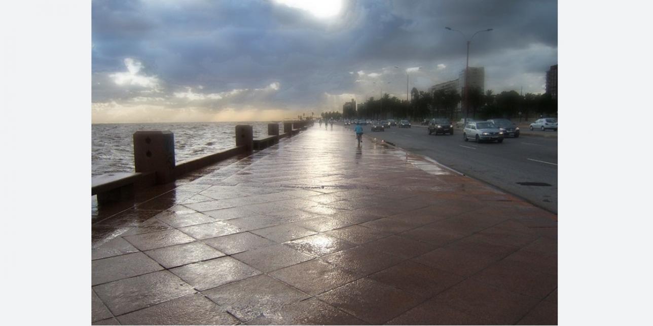 Día lluvioso en la rambla de Montevideo