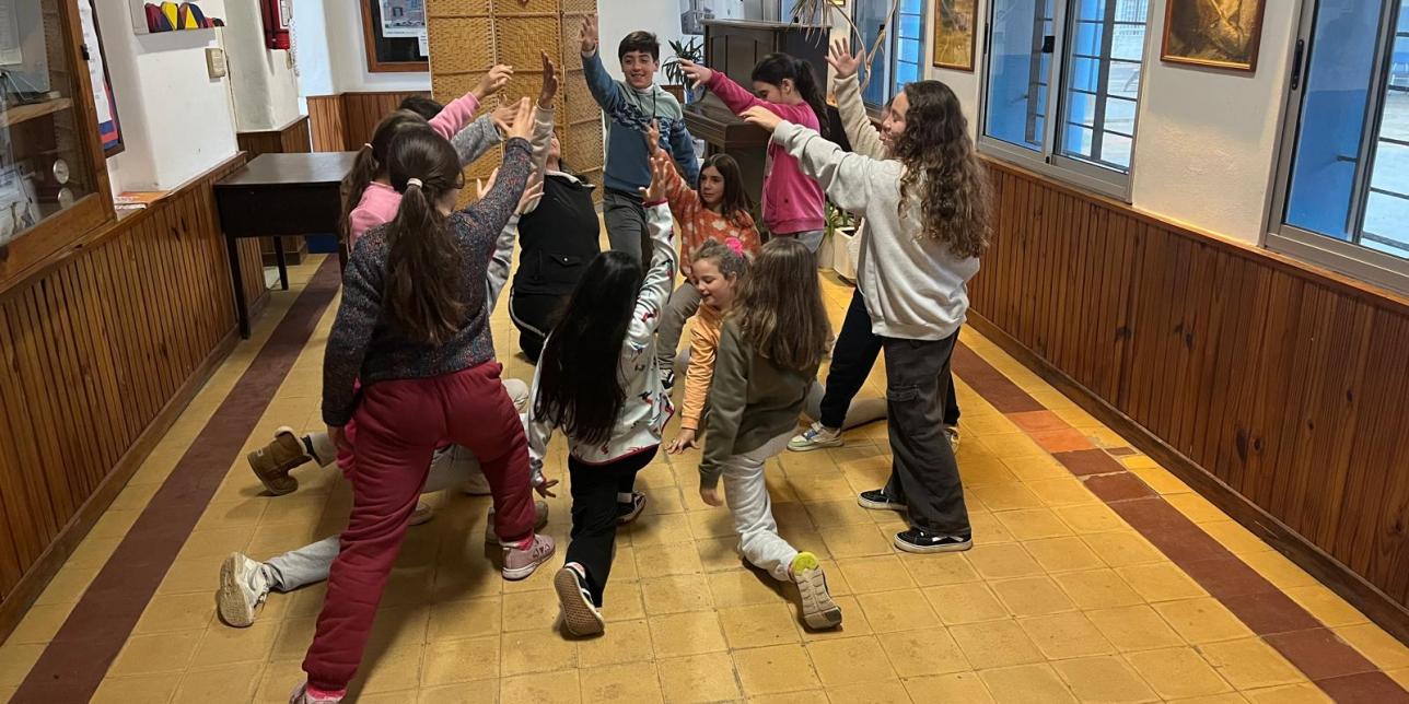Niños bailando en la escuela